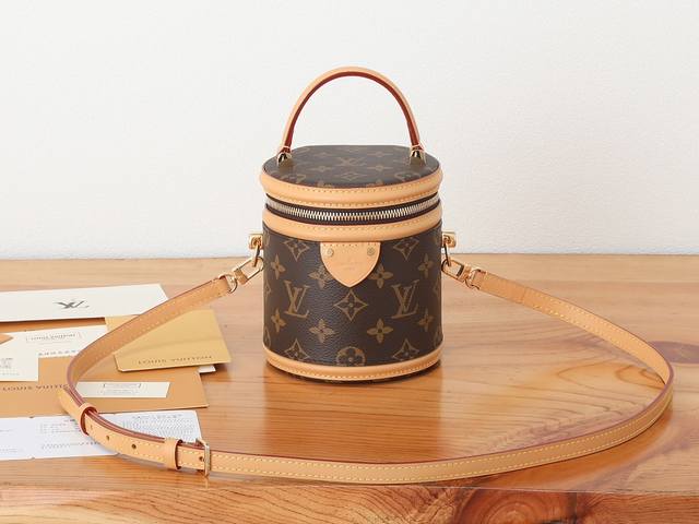 变码芯片版顶级原单、加强版本款 Nano Cannes 手袋以 Monogram 帆布裁出圆筒构型，与化妆包设计不谋而合。皮革饰边和标签上压印的路易威登标识丰富