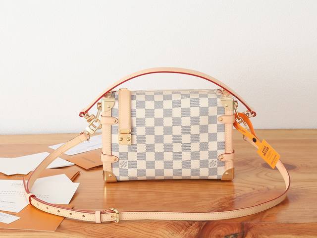 变码芯片版顶级原单、加强版 Side Trunk 中号手袋向 早春秀场采撷灵感，为品牌经典 Monogram 帆布浸染柔和沙丘色调，再以撞色牛皮革饰边营造视觉反