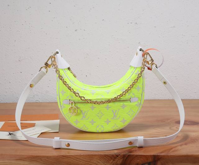 顶级原单、全钢五金Loop 半月形腋下包取材 Monogram 提花绒布，浸染网球的经典色调。所用面料由 100% 回收纱线制成。型號：M81484尺寸：23