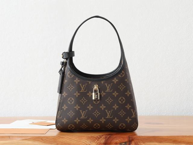 163C01动态芯片 顶级原单、加强版The Drop 小号手袋向 2018 年问世的 Flower Hobo 手袋汲取灵感，以经典 Monogram 帆布裁出