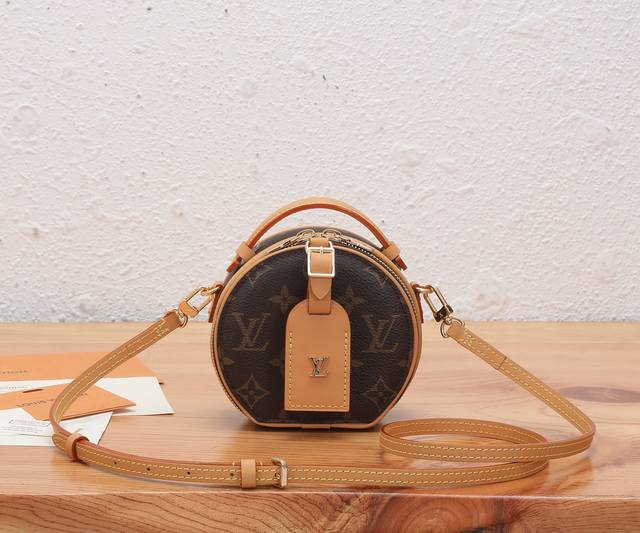 顶级原单、加强版Boite Chapeau 迷你包选用 Monogram 涂层帆布，点缀 Malletage 绗缝内衬，采用品牌标志性构型和多个经典元素。打开拉