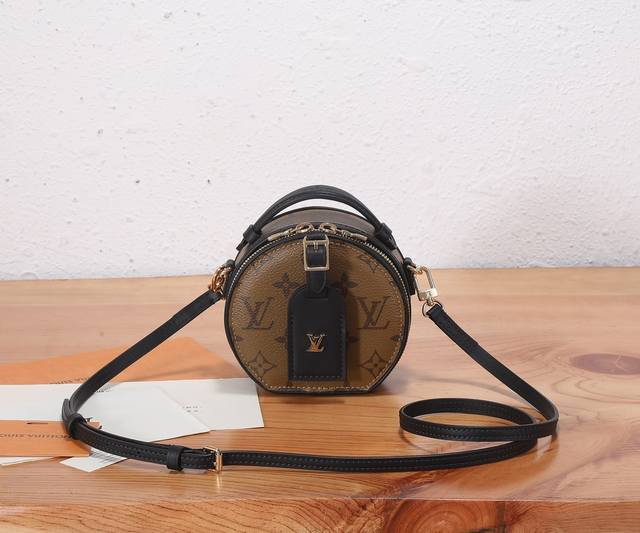 顶级原单、加强版Boite Chapeau 迷你包选用 Monogram Reverse 涂层帆布，点缀 Malletage 绗缝内衬，致敬品牌传统细节。打开拉