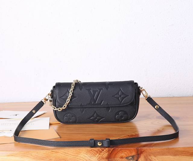 顶级原单、加强版本款 Wallet On Chain Ivy 手袋为 Monogram Empreinte 粒面皮革压印大号 Monogram 图案,塑造柔软舒 顶级原单、加强版本款 Wallet On Chain Ivy 手袋为 Monogram Empreinte 粒面皮革压印大号 Monogram 图案,塑造柔软舒