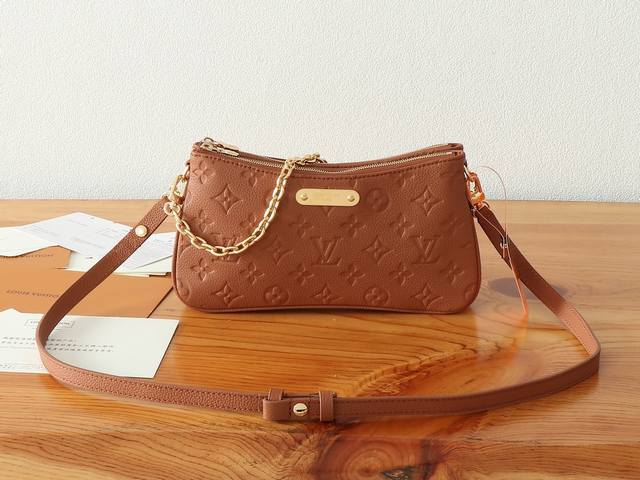 变码芯片版顶级原单、加强版Liv Pochette由柔软、颗粒状的Monogram Empreinte皮革制成，并带有路易威登雕刻的金色金属牌匾。这款时尚的矩形