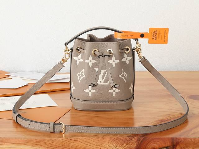 变码芯片版顶级原单、加强版Nano Noé 手袋为 Monogram Empreinte 皮革压印 Monogram 图案，演绎经典 Noé 手袋的袖珍版本，以