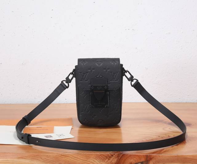 163C01动态芯片 顶级原单、加强版 S-Lock Vertical Wearable 钱夹将标志性 Monogram 图案压印于雅致 Taurillon 皮