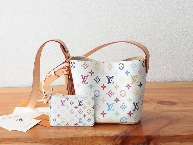 163C01动态芯片 顶级原单、加强版All In Bb 手袋以灵动细节传递路易威登 X 村上隆再版系列的玩趣格调。Monogram 涂层帆布呈现艺术家笔下斑斓