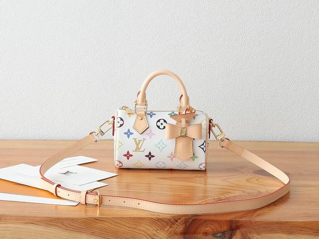 163C01动态芯片 顶级原单、加强版Nano Speedy 手袋选用 Monogram 涂层帆布和牛皮革饰边塑造玲珑构型，以明丽色彩演绎路易威登 X 村上隆再