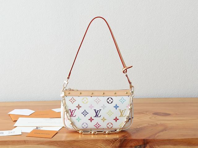 163C01动态芯片 顶级原单、加强版Pochette Accessoires 手袋取材涂层帆布，以缤纷 Monogram 图案演绎路易威登 X 村上隆跨界合作