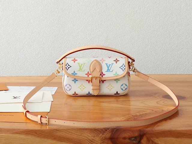 163C01动态芯片 顶级原单、加强版Nano Diane 手袋出自路易威登 X 村上隆合作系列，以缤纷 Monogram 图案释放盎然意趣。耀目金属件和牛皮革