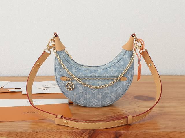 163C01动态芯片 顶级原单、加强版本款 Loop 小号手袋采用 Monogram Denim 面料彰显夏日潮流，以皮革包角定格半月形轮廓。拉链前袋方便取放随