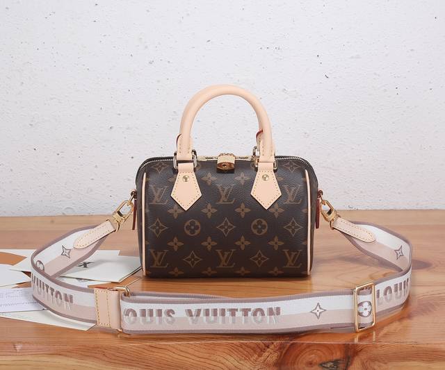 顶级原单、加强版 Speedy BandoulièRe 20 手袋的灵感源自路易威登经典旅行袋，采用 Monogram 帆布和牛皮革饰边，搭配轧制皮革手柄、挂锁