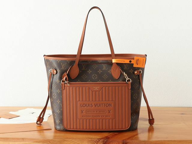 变码芯片版顶级原单、加强版Neverfull Inside Out 中号手袋以 Monogram 帆布与粒面皮革演绎崭新双面设计，其可拆卸口袋便于轻松化身外袋或