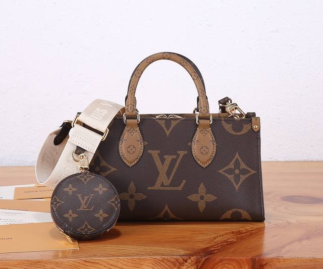 变码芯片版顶级原单、加强版 本款Onthego 托特包融合 Giant Monogram 和 Monogram Reverse 帆布,焕新演绎 East Wes 变码芯片版顶级原单、加强版 本款Onthego 托特包融合 Giant Monogram 和 Monogram Reverse 帆布,焕新演绎 East Wes