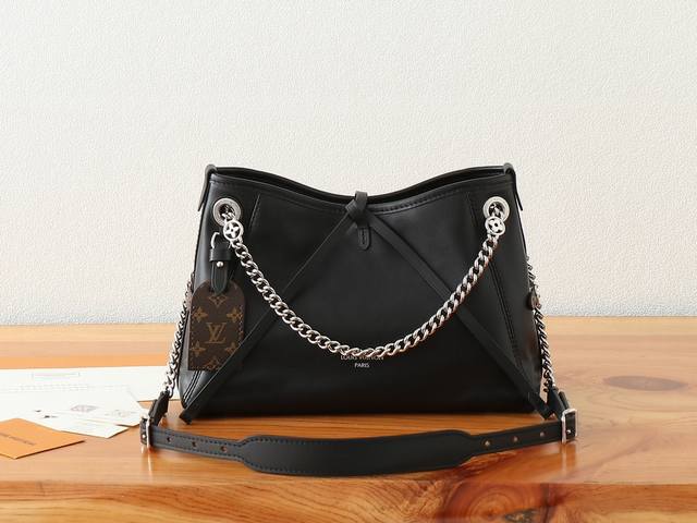 163C01动态芯片 顶级原单、加强版Carryall Bb 手袋以利落线条勾勒丰盈轮廓，为经典羊皮革点缀亮泽 Monogram 花卉金属链条，与 Monogr