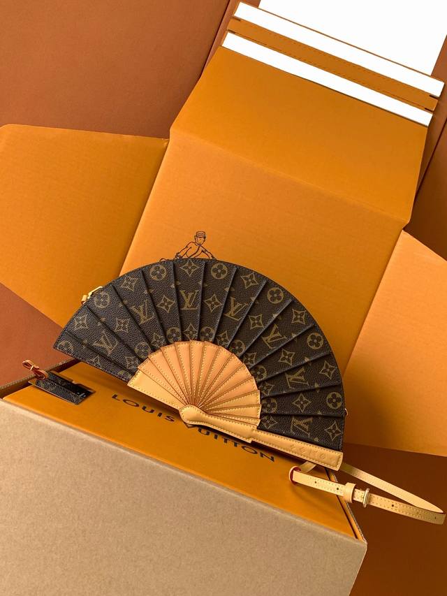 特级全钢 动态芯片 手袋取材 帆布,以别致设计亮相 春夏秀场,成就收藏家之选。皮革之上点缀 花卉细节,手提或肩背皆宜。型号: M 4皮料: 是意大利级皮料五金: 特级全钢 动态芯片 手袋取材 帆布,以别致设计亮相 春夏秀场,成就收藏家之选。皮革之上点缀 花卉细节,手提或肩背皆宜。型号: M 4皮料: 是意大利级皮料五金: