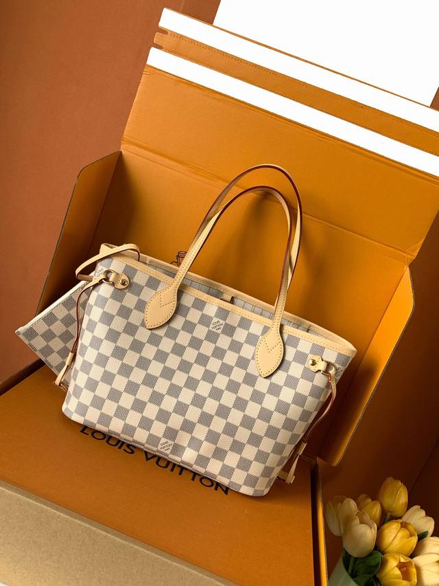 本款 Neverfull特级全钢 中号托特包为 Damier Ebene 帆布勾勒牛皮革饰边，于宽敞构型融入缤纷织物内衬。两侧饰带无论束紧或舒展，均可展现别样风