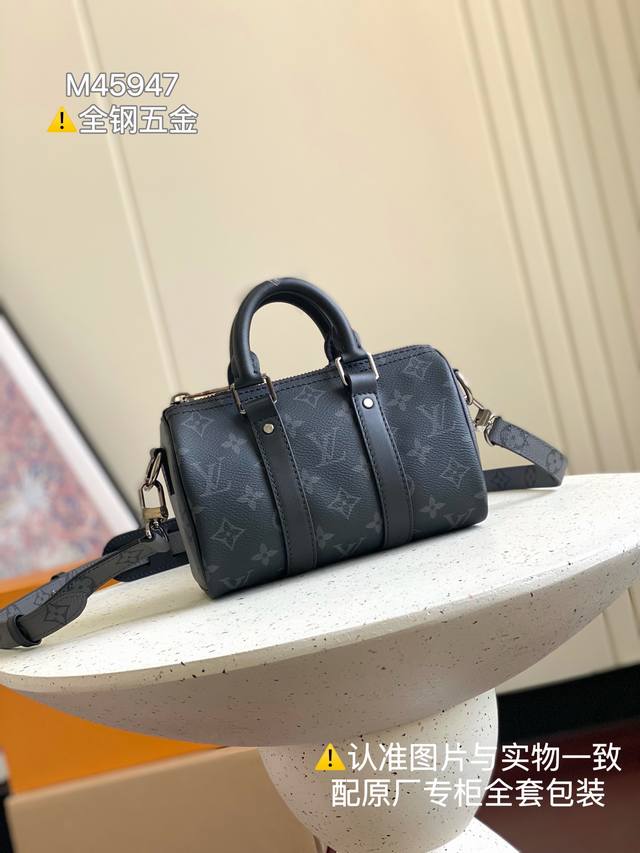 Keepall Xs 手袋 特级加强版 型号： M45947皮料： 是意大利A级皮料五金： 采用进口A级全钢五金包装： 全套原厂Mb包装尺寸：21X12X9专柜