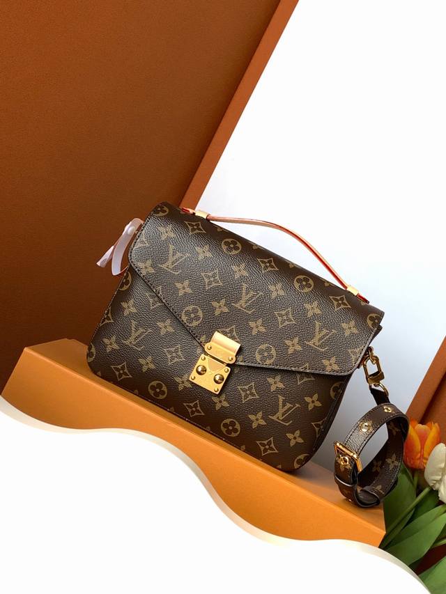 Pochette MéTis 手袋 特级加强版 型号： M44875皮料： 是意大利A级皮料五金： 采用进口A级全钢五金包装： 全套原厂Mb包装尺寸：25.0