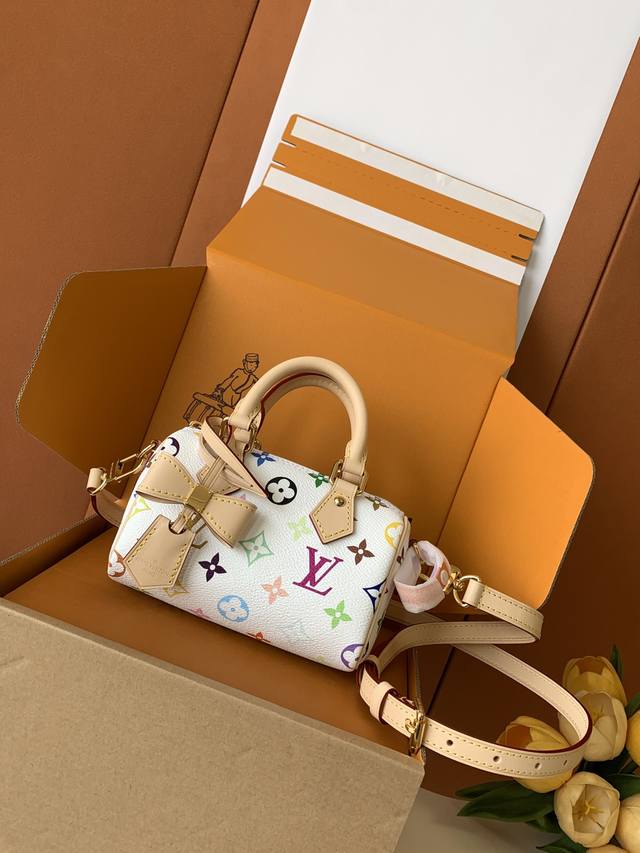 全钢。 独家实拍 M13391白彩163芯片 本款 Nano Speedy 手袋选用 Monogram 涂层帆布和牛皮革饰边塑造玲珑构型，以明丽色彩演绎路易威登