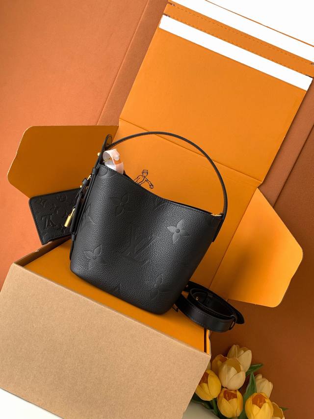 特级Mb163C01芯片版原厂皮 本款All Inbb 手袋型号：M13480黑色压花163C01芯片版材料：A级全钢五金，进口原厂牛皮包装：全套原厂免税Mb包