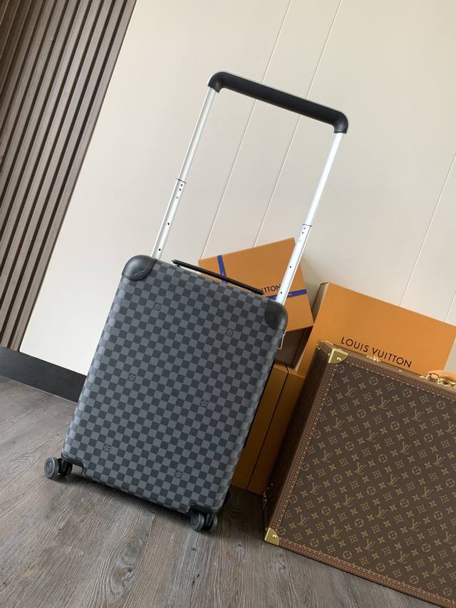 单独家实拍N23209黑格]Horizon 邂逅奢华四轮拉杆箱的未来。由公认的划时代工业设计大师Marc Newson亲自操刀，此款轻质四轮拉杆箱以外部的大号拉