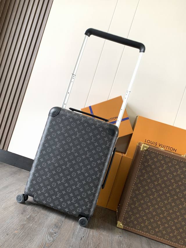 独家实拍M23002黑花]Horizon 邂逅奢华四轮拉杆箱的未来。由公认的划时代工业设计大师Marc Newson亲自操刀，此款轻质四轮拉杆箱以外部的大号拉杆