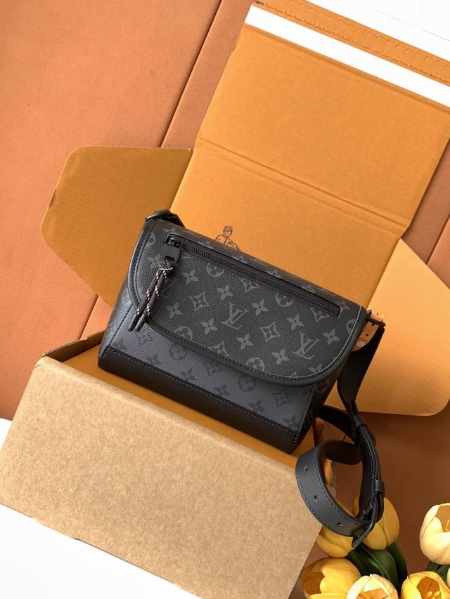 特级Mb芯片版原厂皮 本款 Pulse 邮差包型号：M12681灰动态芯片版材料：A级全钢五金，进口原厂牛皮包装：全套原厂免税Mb包装尺寸：26.6*17*11