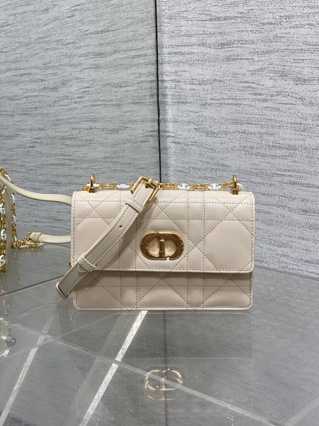 顶级原单迷你现货 链条手袋 开挂啦开挂啦！！火爆全网不出意外夏天最爱的一只小包了还是经典的藤格纹标识，真是百看不腻，金属链环和与皮同色系珐琅扣链环交替肩带完全神