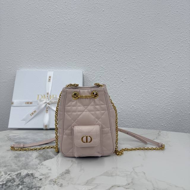 顶级原单3374#樱花粉这款Dior Caro Multicarry双肩背包是迪奥二零二五秋冬成衣系列新品，彰显时尚优雅的风范。采用羊皮革精心制作，饰以超大藤格