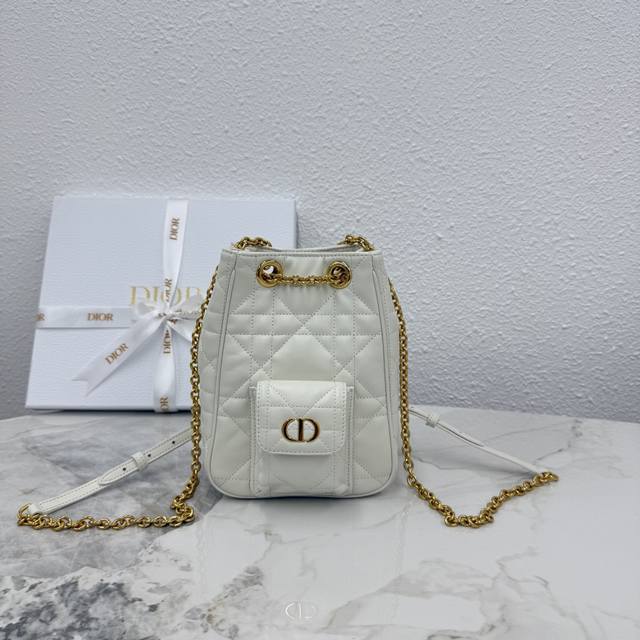 顶级原单3374#白色迷你这款Dior Caro Multicarry双肩背包是迪奥二零二五秋冬成衣系列新品，彰显时尚优雅的风范。采用羊皮革精心制作，饰以超大藤