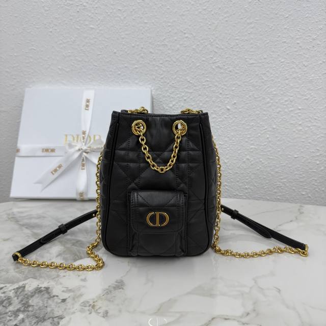 顶级原单3374#克色迷你这款Dior Caro Multicarry双肩背包是迪奥二零二五秋冬成衣系列新品,彰显时尚优雅的风范。采用羊皮革精心制作,饰以超大藤 顶级原单3374#克色迷你这款Dior Caro Multicarry双肩背包是迪奥二零二五秋冬成衣系列新品,彰显时尚优雅的风范。采用羊皮革精心制作,饰以超大藤