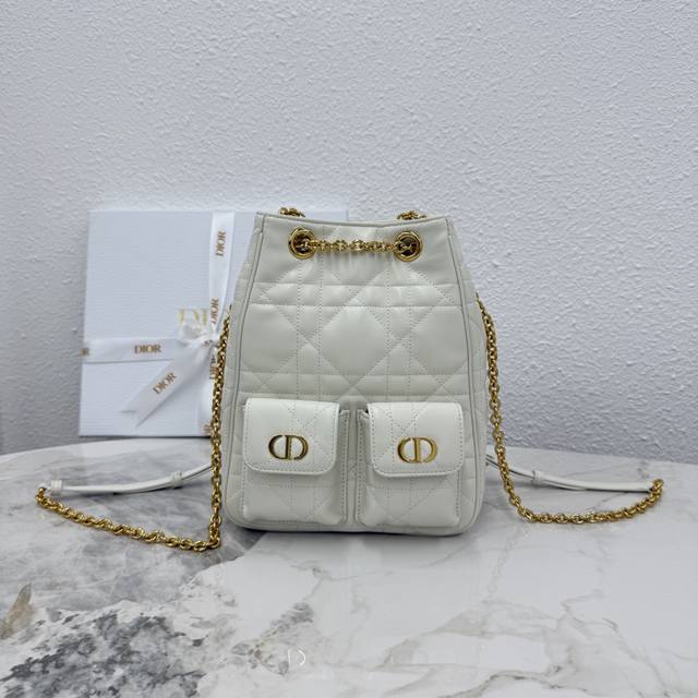 顶级原单3375#白色这款Dior Caro Multicarry双肩背包是迪奥二零二五秋冬成衣系列新品，彰显时尚优雅的风范。采用羊皮革精心制作，饰以超大藤格纹