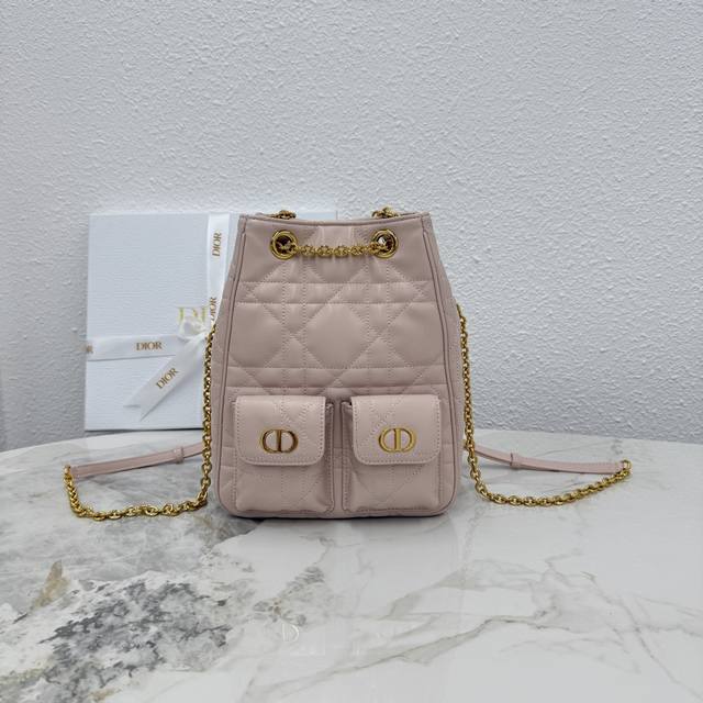 顶级原单3375#樱花粉这款Dior Caro Multicarry双肩背包是迪奥二零二五秋冬成衣系列新品，彰显时尚优雅的风范。采用羊皮革精心制作，饰以超大藤格