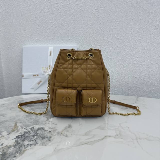 顶级原单3375#焦糖色这款Dior Caro Multicarry双肩背包是迪奥二零二五秋冬成衣系列新品,彰显时尚优雅的风范。采用羊皮革精心制作,饰以超大藤格 顶级原单3375#焦糖色这款Dior Caro Multicarry双肩背包是迪奥二零二五秋冬成衣系列新品,彰显时尚优雅的风范。采用羊皮革精心制作,饰以超大藤格