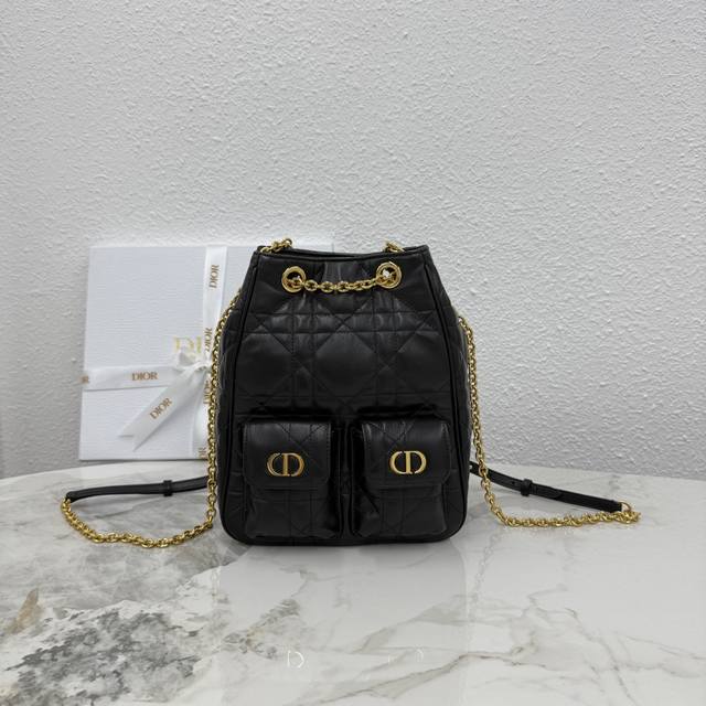 顶级原单3375#克色这款Dior Caro Multicarry双肩背包是迪奥二零二五秋冬成衣系列新品,彰显时尚优雅的风范。采用羊皮革精心制作,饰以超大藤格纹 顶级原单3375#克色这款Dior Caro Multicarry双肩背包是迪奥二零二五秋冬成衣系列新品,彰显时尚优雅的风范。采用羊皮革精心制作,饰以超大藤格纹