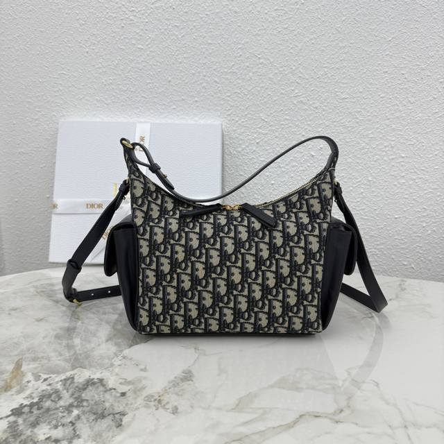 顶级原单这款 D-Dream 手袋是二零二五秋冬成衣系列新品，休闲现代而不失实用功能。廓形柔软，采用采用蓝布牛皮革精心制作。宽敞的拉链隔层，搭配两个带磁性翻盖的