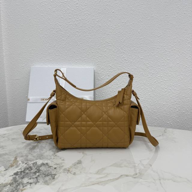 顶级原单这款 D-Dream 手袋是二零二五秋冬成衣系列新品，休闲现代而不失实用功能。廓形柔软，采用焦糖色羊皮革精心制作，饰以超大藤格纹缉面线提升格调。宽敞的拉