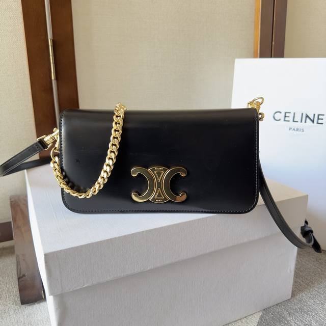 新品上线Celine 新品上线. Triomphe Canvas 标志印花 翻盖配以装饰性Triomphe 锁扣,按扣开合 ,内设一个主隔层 一个扁平口袋 拆卸 新品上线Celine 新品上线. Triomphe Canvas 标志印花 翻盖配以装饰性Triomphe 锁扣,按扣开合 ,内设一个主隔层 一个扁平口袋 拆卸