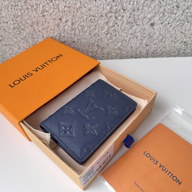 正品级 顶级原单 14796蓝钱夹经过压花加工的单体影子皮革上带有皮革内衬的紧凑型钱包“Organizer De Poche”。镶嵌的单体图案给人以精致的印象，