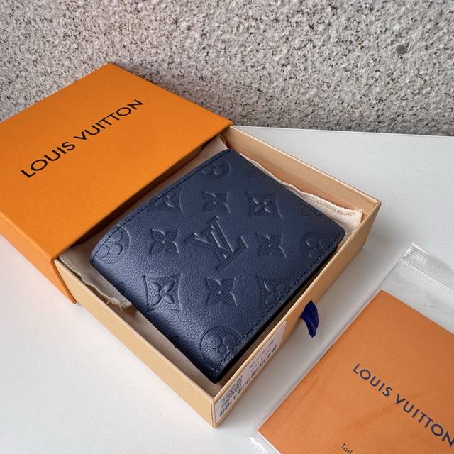 正品级 顶级原单 M14787短夹蓝施加了梅森独有的压花加工的单格影子皮革“Portofoille Multiple”。这款口袋大小的钱包，搭配柔软的卡弗勒泽的