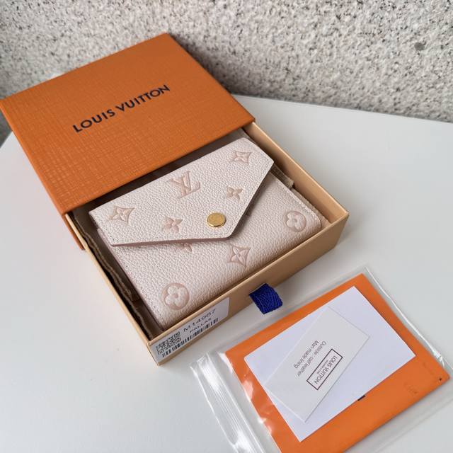 正品级 顶级原单 M14967“城市之春”系列中登场的“波特福伊 维克多莉娜”。以双色完成的经典项目，以庄园更新的单体图案着色。具有多个可收纳纸币、硬币、卡片的