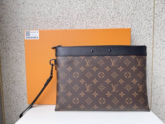 正品级 顶级原单 M82079老花全新 Pochette To-Go 手拿包取材 Monogram Eclipse 帆布，以铆钉标签含蓄展露品牌格调。充裕空间可
