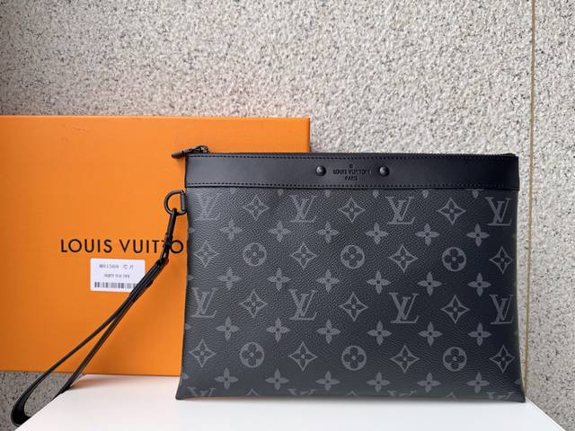 正品级 顶级原单 M81569黑花全新 Pochette To-Go 手拿包取材 Monogram Eclipse 帆布，以铆钉标签含蓄展露品牌格调。充裕空间可