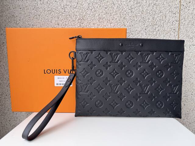 正品级 顶级原单 M81570 全新 Pochette To-Go 手拿包取材 Monogram Shadow 压纹皮革，以铆钉标签含蓄展露品牌格调。充裕空间可