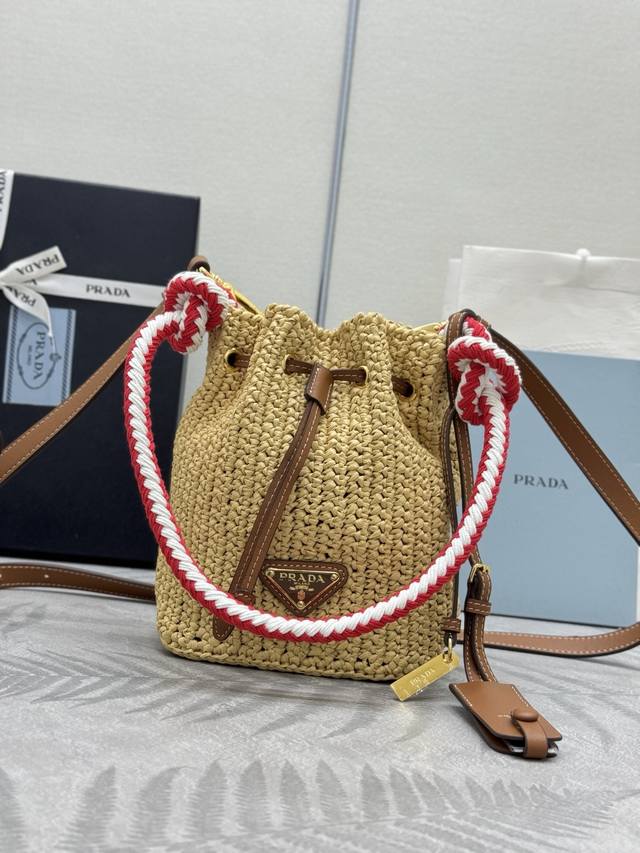 新款草编水桶包新款1Be068红白相间棉质绳索手提柄，唤醒浓浓夏日风情这款纯手工编织水桶包设计太棒了配有长 短2条肩带，可交替使用，抽绳开合，复杂手工显得格外大