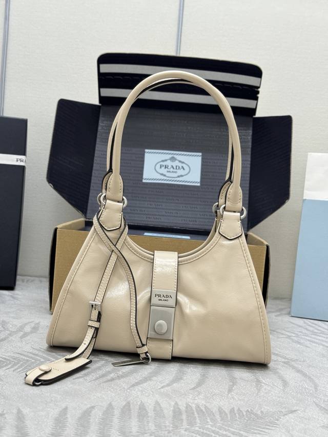 2025春夏新款Mini号1Bg580手提包这款走秀款采用进口油腊皮，顶级五金，前幅配有插扣锁开合，容量空间大，又可手提又可肩背，上身效果非常大气时尚，喜欢宝宝