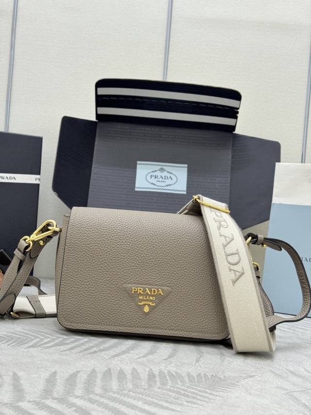 新款金扣双肩带1Bd314金扣这款双肩带采用进口鹿皮纹牛皮,配有两条可交换可调节长肩带设计。翻盖开合,内里有拉链内袋,织物织带和牛皮搭配,太完美,不同场合不同衣 新款金扣双肩带1Bd314金扣这款双肩带采用进口鹿皮纹牛皮,配有两条可交换可调节长肩带设计。翻盖开合,内里有拉链内袋,织物织带和牛皮搭配,太完美,不同场合不同衣