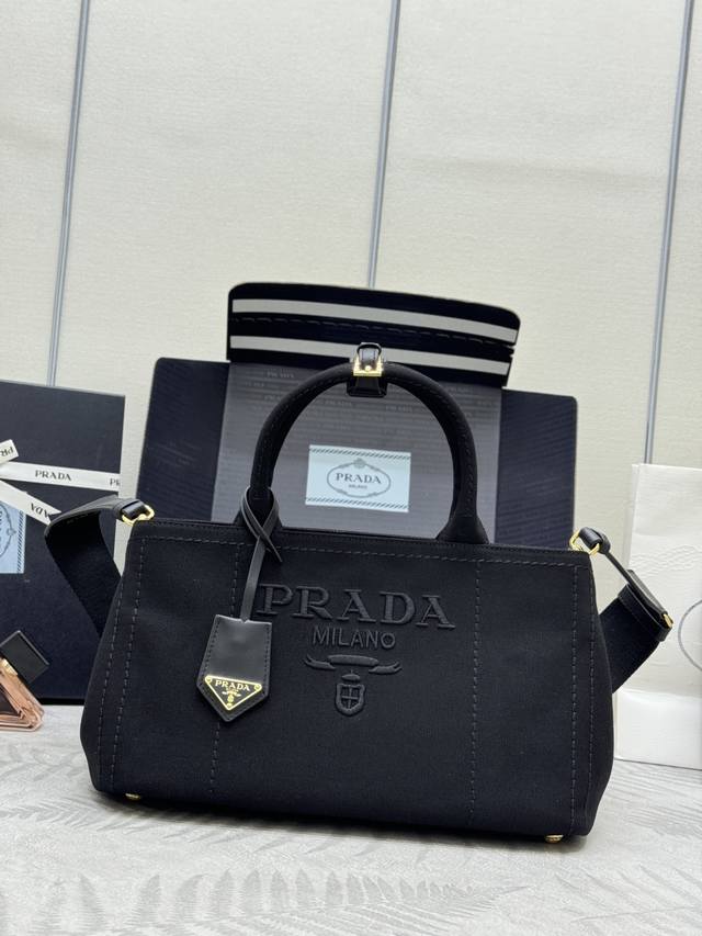 新款园丁包亚麻布1Bg554中号这款迷你手袋受航海风尚隽永元素启发，重新诠释典范型格。选用棉质帆布制成，皮革饰边展示精致百变个性。帆布手提柄，可拆卸可调节徽标印