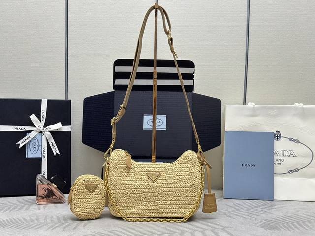 草编三合一1Bh204这款纯手工编织三合一设计太棒一包三用这款复杂工手显得格外大气 时尚，最爱的是肩带还挂着个小挂饰 小包 ，上身效果非常棒，回头率百分之百夏天